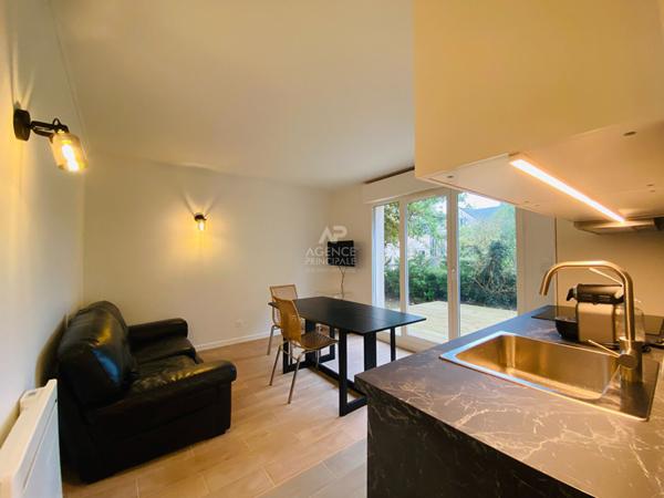 "Versailles Montreuil" "Comme une maison" appartement de 50m² (3 pièces) avec jardin privatif au grand calme !

Loyer €1 690/mois charges comprises **

- Ref : 24880