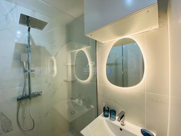 "Versailles Montreuil" "Comme une maison" appartement de 50m² (3 pièces) avec jardin privatif au grand calme !

Loyer €1 690/mois charges comprises **

- Ref : 24880