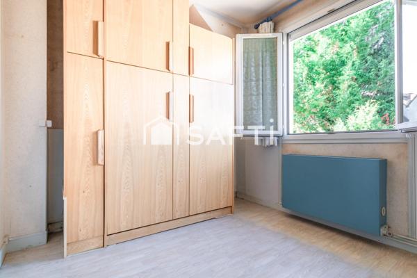 Bien placée près de la gare et des commerces