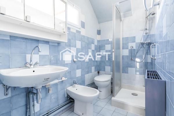 Bien placée près de la gare et des commerces