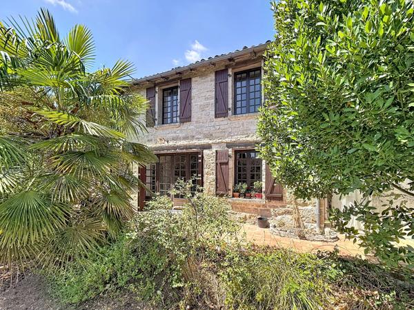 SECTEUR MANSLE : ensemble immobilier en pierres composé de 3 habitations et plusieurs dépendances sur jardin.