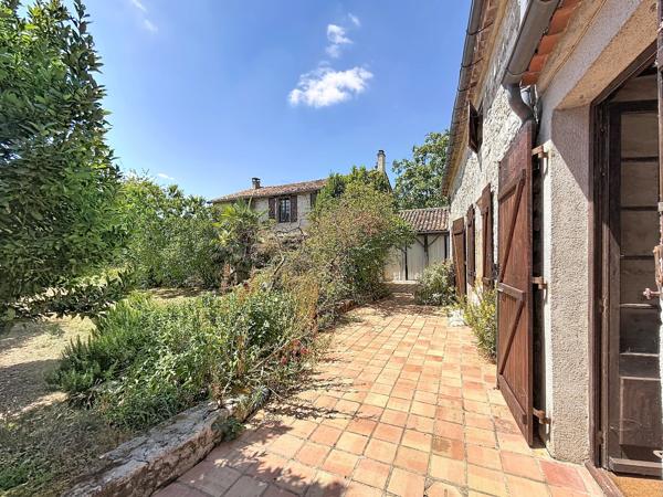 SECTEUR MANSLE : ensemble immobilier en pierres composé de 3 habitations et plusieurs dépendances sur jardin.