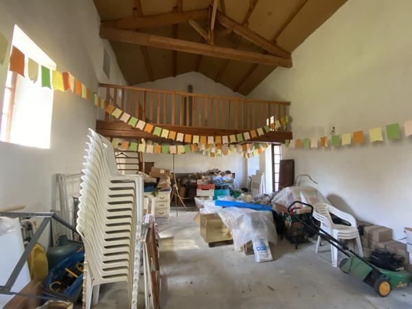 SECTEUR MANSLE : ensemble immobilier en pierres composé de 3 habitations et plusieurs dépendances sur jardin.