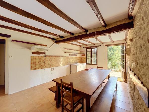 SECTEUR MANSLE : ensemble immobilier en pierres composé de 3 habitations et plusieurs dépendances sur jardin.