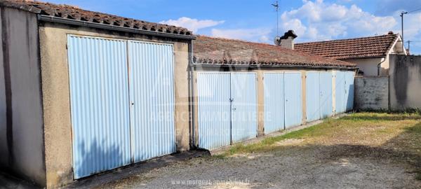 ANGOULEME - ENSEMBLE DE 15 GARAGES ET MAISON