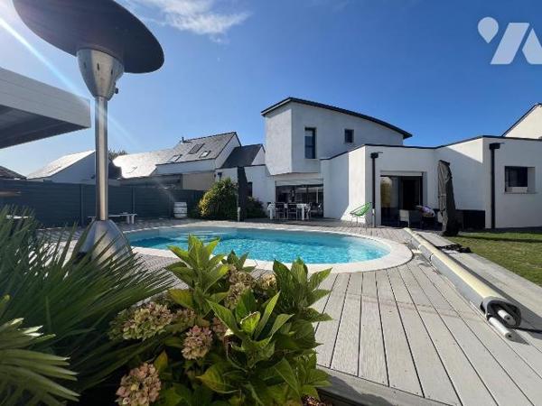 A VENDRE - BATZ SUR MER - BELLE MAISON CONTEMPORAINE T5 - A PROXIMITE IMMEDIATE DU BOURG
Tout ...