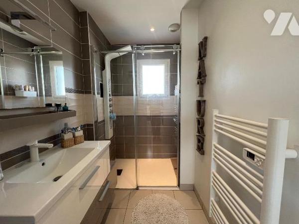 A VENDRE - BATZ SUR MER - BELLE MAISON CONTEMPORAINE T5 - A PROXIMITE IMMEDIATE DU BOURG
Tout ...