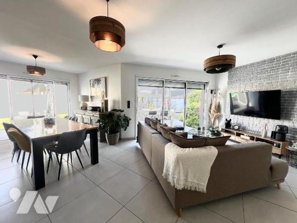 A VENDRE - BATZ SUR MER - BELLE MAISON CONTEMPORAINE T5 - A PROXIMITE IMMEDIATE DU BOURG
Tout ...