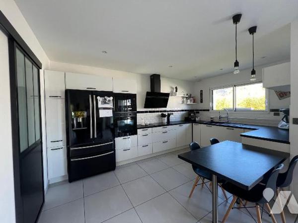 A VENDRE - BATZ SUR MER - BELLE MAISON CONTEMPORAINE T5 - A PROXIMITE IMMEDIATE DU BOURG
Tout ...