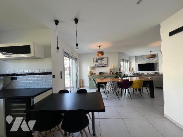 A VENDRE - BATZ SUR MER - BELLE MAISON CONTEMPORAINE T5 - A PROXIMITE IMMEDIATE DU BOURG
Tout ...