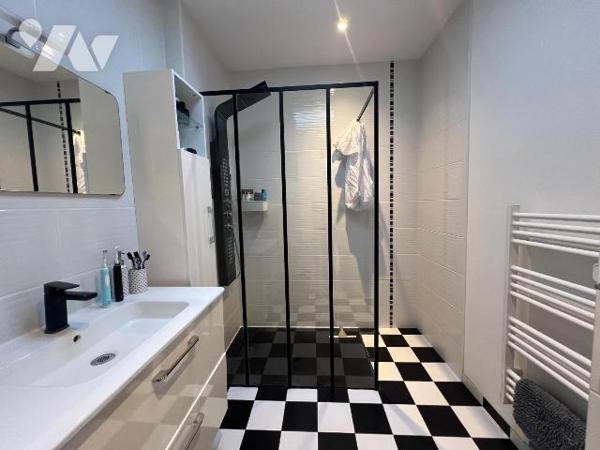 A VENDRE - BATZ SUR MER - BELLE MAISON CONTEMPORAINE T5 - A PROXIMITE IMMEDIATE DU BOURG
Tout ...