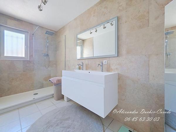 EXCLUSIVITÉ - MAISON DE PLAIN-PIED AVEC PISCINE ET GARAGE