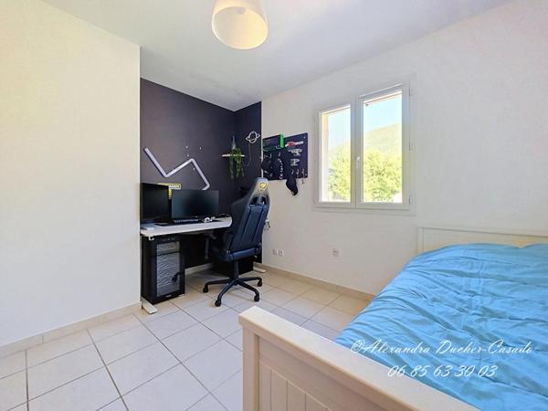 EXCLUSIVITÉ - MAISON DE PLAIN-PIED AVEC PISCINE ET GARAGE
