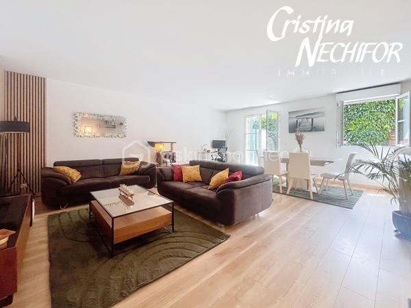Dans un secteur recherché de Serris, au cœur du Val d’Europe, venez découvrir ce spacieux appartement 4 pièces de 96 m², situé en rez-de-jardin.

Il offre de beaux volumes, un agencement fonctionnel, de nombreux rangements et un environnement particulièrement pratique pour une vie de famille.

 L’APPARTEMENT se compose de :

 Une entrée avec rangements
 Un grand séjour de 37 m², offrant un bel espace de vie
 Une terrasse exposée Ouest, accessible depuis le séjour, idéale pour profiter des beaux jours
 Une cuisine indépendante aménagée et équipée
 Possibilité d’ouvrir la cuisine sur le séjour, sous réserve d’une demande préalable auprès du syndic
 Trois chambres, dont deux avec placards
 Un couloir/palier desservant les trois chambres et bénéficiant de nombreux rangements
 Une salle d’eau
 Une salle de bains
 Wc separée

 LES ATOUTS

✔️ 96 m² habitables
✔️ Rez-de-jardin
✔️ 3 chambres
✔️ Séjour de 37 m²
✔️ Terrasse exposée Ouest
✔️ Rénovation récente
✔️ Radiateurs remplacés
✔️ Nombreux rangements
✔️ Possibilité d’ouvrir la cuisine sur le séjour, sous réserve d’accord du syndic
✔️ Box en sous-sol
✔️ Place de parking
✔️ Arrêt de bus situé à proximité immédiate de la résidence
✔️ Proximité du RER A Val d’Europe


Un véritable atout pour les déplacements quotidiens, un arrêt de bus se trouve juste à côté de la résidence, permettant de rejoindre facilement les différents pôles du Val d’Europe.

La gare RER A Val d’Europe/Serris-Montévrain est également facilement accessible. Elle bénéficie d’une gare routière avec de nombreuses lignes de bus et permet de rejoindre le cœur de Paris en environ 35 minutes.

Depuis le RER A, vous pouvez notamment rejoindre Gare de Lyon, Châtelet-Les Halles, Auber et Charles-de-Gaulle–Étoile. 

La gare TGV de Marne-la-Vallée–Chessy est également à proximité, avec des liaisons nationales et internationales.


À proximité, vous profitez de toutes les commodités du Val d’Europe : commerces, supermarchés, restaurants, écoles, services, équipements sportifs et espaces verts.

Le Centre Commercial Val d’Europe et La Vallée Village sont facilement accessibles, tout comme les nombreux restaurants et services du centre urbain.

Côté loisirs, le secteur permet également de profiter du Lac de Serris, du Parc des Communes et de nombreux espaces verts et équipements sportifs.

Et pour les familles, Disneyland Paris se trouve à quelques minutes seulement.

❤️ UN APPARTEMENT FAMILIAL AUX NOMBREUX ATOUTS

Avec ses 96 m², son séjour de 37 m², ses 3 chambres, sa terrasse exposée Ouest, son rez-de-jardin, ses nombreux rangements, son box en sous-sol et sa place de parking, cet appartement offre un cadre de vie confortable et fonctionnel.

Son emplacement est un véritable atout avec un arrêt de bus à proximité immédiate de la résidence, le RER A Val d’Europe, les écoles, les commerces et l’ensemble des commodités du Val d’Europe à proximité.

📞 Pour plus d’informations ou pour organiser une visite, n’hésitez pas à me contacter.