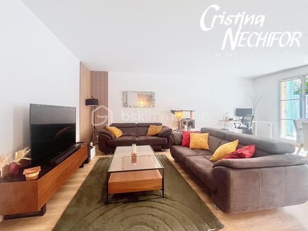 Dans un secteur recherché de Serris, au cœur du Val d’Europe, venez découvrir ce spacieux appartement 4 pièces de 96 m², situé en rez-de-jardin.

Il offre de beaux volumes, un agencement fonctionnel, de nombreux rangements et un environnement particulièrement pratique pour une vie de famille.

 L’APPARTEMENT se compose de :

 Une entrée avec rangements
 Un grand séjour de 37 m², offrant un bel espace de vie
 Une terrasse exposée Ouest, accessible depuis le séjour, idéale pour profiter des beaux jours
 Une cuisine indépendante aménagée et équipée
 Possibilité d’ouvrir la cuisine sur le séjour, sous réserve d’une demande préalable auprès du syndic
 Trois chambres, dont deux avec placards
 Un couloir/palier desservant les trois chambres et bénéficiant de nombreux rangements
 Une salle d’eau
 Une salle de bains
 Wc separée

 LES ATOUTS

✔️ 96 m² habitables
✔️ Rez-de-jardin
✔️ 3 chambres
✔️ Séjour de 37 m²
✔️ Terrasse exposée Ouest
✔️ Rénovation récente
✔️ Radiateurs remplacés
✔️ Nombreux rangements
✔️ Possibilité d’ouvrir la cuisine sur le séjour, sous réserve d’accord du syndic
✔️ Box en sous-sol
✔️ Place de parking
✔️ Arrêt de bus situé à proximité immédiate de la résidence
✔️ Proximité du RER A Val d’Europe


Un véritable atout pour les déplacements quotidiens, un arrêt de bus se trouve juste à côté de la résidence, permettant de rejoindre facilement les différents pôles du Val d’Europe.

La gare RER A Val d’Europe/Serris-Montévrain est également facilement accessible. Elle bénéficie d’une gare routière avec de nombreuses lignes de bus et permet de rejoindre le cœur de Paris en environ 35 minutes.

Depuis le RER A, vous pouvez notamment rejoindre Gare de Lyon, Châtelet-Les Halles, Auber et Charles-de-Gaulle–Étoile. 

La gare TGV de Marne-la-Vallée–Chessy est également à proximité, avec des liaisons nationales et internationales.


À proximité, vous profitez de toutes les commodités du Val d’Europe : commerces, supermarchés, restaurants, écoles, services, équipements sportifs et espaces verts.

Le Centre Commercial Val d’Europe et La Vallée Village sont facilement accessibles, tout comme les nombreux restaurants et services du centre urbain.

Côté loisirs, le secteur permet également de profiter du Lac de Serris, du Parc des Communes et de nombreux espaces verts et équipements sportifs.

Et pour les familles, Disneyland Paris se trouve à quelques minutes seulement.

❤️ UN APPARTEMENT FAMILIAL AUX NOMBREUX ATOUTS

Avec ses 96 m², son séjour de 37 m², ses 3 chambres, sa terrasse exposée Ouest, son rez-de-jardin, ses nombreux rangements, son box en sous-sol et sa place de parking, cet appartement offre un cadre de vie confortable et fonctionnel.

Son emplacement est un véritable atout avec un arrêt de bus à proximité immédiate de la résidence, le RER A Val d’Europe, les écoles, les commerces et l’ensemble des commodités du Val d’Europe à proximité.

📞 Pour plus d’informations ou pour organiser une visite, n’hésitez pas à me contacter.