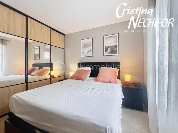 Dans un secteur recherché de Serris, au cœur du Val d’Europe, venez découvrir ce spacieux appartement 4 pièces de 96 m², situé en rez-de-jardin.

Il offre de beaux volumes, un agencement fonctionnel, de nombreux rangements et un environnement particulièrement pratique pour une vie de famille.

 L’APPARTEMENT se compose de :

 Une entrée avec rangements
 Un grand séjour de 37 m², offrant un bel espace de vie
 Une terrasse exposée Ouest, accessible depuis le séjour, idéale pour profiter des beaux jours
 Une cuisine indépendante aménagée et équipée
 Possibilité d’ouvrir la cuisine sur le séjour, sous réserve d’une demande préalable auprès du syndic
 Trois chambres, dont deux avec placards
 Un couloir/palier desservant les trois chambres et bénéficiant de nombreux rangements
 Une salle d’eau
 Une salle de bains
 Wc separée

 LES ATOUTS

✔️ 96 m² habitables
✔️ Rez-de-jardin
✔️ 3 chambres
✔️ Séjour de 37 m²
✔️ Terrasse exposée Ouest
✔️ Rénovation récente
✔️ Radiateurs remplacés
✔️ Nombreux rangements
✔️ Possibilité d’ouvrir la cuisine sur le séjour, sous réserve d’accord du syndic
✔️ Box en sous-sol
✔️ Place de parking
✔️ Arrêt de bus situé à proximité immédiate de la résidence
✔️ Proximité du RER A Val d’Europe


Un véritable atout pour les déplacements quotidiens, un arrêt de bus se trouve juste à côté de la résidence, permettant de rejoindre facilement les différents pôles du Val d’Europe.

La gare RER A Val d’Europe/Serris-Montévrain est également facilement accessible. Elle bénéficie d’une gare routière avec de nombreuses lignes de bus et permet de rejoindre le cœur de Paris en environ 35 minutes.

Depuis le RER A, vous pouvez notamment rejoindre Gare de Lyon, Châtelet-Les Halles, Auber et Charles-de-Gaulle–Étoile. 

La gare TGV de Marne-la-Vallée–Chessy est également à proximité, avec des liaisons nationales et internationales.


À proximité, vous profitez de toutes les commodités du Val d’Europe : commerces, supermarchés, restaurants, écoles, services, équipements sportifs et espaces verts.

Le Centre Commercial Val d’Europe et La Vallée Village sont facilement accessibles, tout comme les nombreux restaurants et services du centre urbain.

Côté loisirs, le secteur permet également de profiter du Lac de Serris, du Parc des Communes et de nombreux espaces verts et équipements sportifs.

Et pour les familles, Disneyland Paris se trouve à quelques minutes seulement.

❤️ UN APPARTEMENT FAMILIAL AUX NOMBREUX ATOUTS

Avec ses 96 m², son séjour de 37 m², ses 3 chambres, sa terrasse exposée Ouest, son rez-de-jardin, ses nombreux rangements, son box en sous-sol et sa place de parking, cet appartement offre un cadre de vie confortable et fonctionnel.

Son emplacement est un véritable atout avec un arrêt de bus à proximité immédiate de la résidence, le RER A Val d’Europe, les écoles, les commerces et l’ensemble des commodités du Val d’Europe à proximité.

📞 Pour plus d’informations ou pour organiser une visite, n’hésitez pas à me contacter.