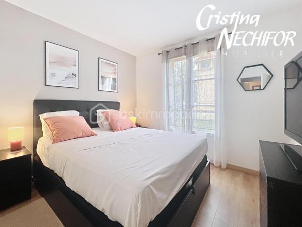 Dans un secteur recherché de Serris, au cœur du Val d’Europe, venez découvrir ce spacieux appartement 4 pièces de 96 m², situé en rez-de-jardin.

Il offre de beaux volumes, un agencement fonctionnel, de nombreux rangements et un environnement particulièrement pratique pour une vie de famille.

 L’APPARTEMENT se compose de :

 Une entrée avec rangements
 Un grand séjour de 37 m², offrant un bel espace de vie
 Une terrasse exposée Ouest, accessible depuis le séjour, idéale pour profiter des beaux jours
 Une cuisine indépendante aménagée et équipée
 Possibilité d’ouvrir la cuisine sur le séjour, sous réserve d’une demande préalable auprès du syndic
 Trois chambres, dont deux avec placards
 Un couloir/palier desservant les trois chambres et bénéficiant de nombreux rangements
 Une salle d’eau
 Une salle de bains
 Wc separée

 LES ATOUTS

✔️ 96 m² habitables
✔️ Rez-de-jardin
✔️ 3 chambres
✔️ Séjour de 37 m²
✔️ Terrasse exposée Ouest
✔️ Rénovation récente
✔️ Radiateurs remplacés
✔️ Nombreux rangements
✔️ Possibilité d’ouvrir la cuisine sur le séjour, sous réserve d’accord du syndic
✔️ Box en sous-sol
✔️ Place de parking
✔️ Arrêt de bus situé à proximité immédiate de la résidence
✔️ Proximité du RER A Val d’Europe


Un véritable atout pour les déplacements quotidiens, un arrêt de bus se trouve juste à côté de la résidence, permettant de rejoindre facilement les différents pôles du Val d’Europe.

La gare RER A Val d’Europe/Serris-Montévrain est également facilement accessible. Elle bénéficie d’une gare routière avec de nombreuses lignes de bus et permet de rejoindre le cœur de Paris en environ 35 minutes.

Depuis le RER A, vous pouvez notamment rejoindre Gare de Lyon, Châtelet-Les Halles, Auber et Charles-de-Gaulle–Étoile. 

La gare TGV de Marne-la-Vallée–Chessy est également à proximité, avec des liaisons nationales et internationales.


À proximité, vous profitez de toutes les commodités du Val d’Europe : commerces, supermarchés, restaurants, écoles, services, équipements sportifs et espaces verts.

Le Centre Commercial Val d’Europe et La Vallée Village sont facilement accessibles, tout comme les nombreux restaurants et services du centre urbain.

Côté loisirs, le secteur permet également de profiter du Lac de Serris, du Parc des Communes et de nombreux espaces verts et équipements sportifs.

Et pour les familles, Disneyland Paris se trouve à quelques minutes seulement.

❤️ UN APPARTEMENT FAMILIAL AUX NOMBREUX ATOUTS

Avec ses 96 m², son séjour de 37 m², ses 3 chambres, sa terrasse exposée Ouest, son rez-de-jardin, ses nombreux rangements, son box en sous-sol et sa place de parking, cet appartement offre un cadre de vie confortable et fonctionnel.

Son emplacement est un véritable atout avec un arrêt de bus à proximité immédiate de la résidence, le RER A Val d’Europe, les écoles, les commerces et l’ensemble des commodités du Val d’Europe à proximité.

📞 Pour plus d’informations ou pour organiser une visite, n’hésitez pas à me contacter.