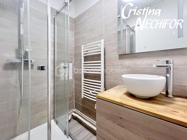 Dans un secteur recherché de Serris, au cœur du Val d’Europe, venez découvrir ce spacieux appartement 4 pièces de 96 m², situé en rez-de-jardin.

Il offre de beaux volumes, un agencement fonctionnel, de nombreux rangements et un environnement particulièrement pratique pour une vie de famille.

 L’APPARTEMENT se compose de :

 Une entrée avec rangements
 Un grand séjour de 37 m², offrant un bel espace de vie
 Une terrasse exposée Ouest, accessible depuis le séjour, idéale pour profiter des beaux jours
 Une cuisine indépendante aménagée et équipée
 Possibilité d’ouvrir la cuisine sur le séjour, sous réserve d’une demande préalable auprès du syndic
 Trois chambres, dont deux avec placards
 Un couloir/palier desservant les trois chambres et bénéficiant de nombreux rangements
 Une salle d’eau
 Une salle de bains
 Wc separée

 LES ATOUTS

✔️ 96 m² habitables
✔️ Rez-de-jardin
✔️ 3 chambres
✔️ Séjour de 37 m²
✔️ Terrasse exposée Ouest
✔️ Rénovation récente
✔️ Radiateurs remplacés
✔️ Nombreux rangements
✔️ Possibilité d’ouvrir la cuisine sur le séjour, sous réserve d’accord du syndic
✔️ Box en sous-sol
✔️ Place de parking
✔️ Arrêt de bus situé à proximité immédiate de la résidence
✔️ Proximité du RER A Val d’Europe


Un véritable atout pour les déplacements quotidiens, un arrêt de bus se trouve juste à côté de la résidence, permettant de rejoindre facilement les différents pôles du Val d’Europe.

La gare RER A Val d’Europe/Serris-Montévrain est également facilement accessible. Elle bénéficie d’une gare routière avec de nombreuses lignes de bus et permet de rejoindre le cœur de Paris en environ 35 minutes.

Depuis le RER A, vous pouvez notamment rejoindre Gare de Lyon, Châtelet-Les Halles, Auber et Charles-de-Gaulle–Étoile. 

La gare TGV de Marne-la-Vallée–Chessy est également à proximité, avec des liaisons nationales et internationales.


À proximité, vous profitez de toutes les commodités du Val d’Europe : commerces, supermarchés, restaurants, écoles, services, équipements sportifs et espaces verts.

Le Centre Commercial Val d’Europe et La Vallée Village sont facilement accessibles, tout comme les nombreux restaurants et services du centre urbain.

Côté loisirs, le secteur permet également de profiter du Lac de Serris, du Parc des Communes et de nombreux espaces verts et équipements sportifs.

Et pour les familles, Disneyland Paris se trouve à quelques minutes seulement.

❤️ UN APPARTEMENT FAMILIAL AUX NOMBREUX ATOUTS

Avec ses 96 m², son séjour de 37 m², ses 3 chambres, sa terrasse exposée Ouest, son rez-de-jardin, ses nombreux rangements, son box en sous-sol et sa place de parking, cet appartement offre un cadre de vie confortable et fonctionnel.

Son emplacement est un véritable atout avec un arrêt de bus à proximité immédiate de la résidence, le RER A Val d’Europe, les écoles, les commerces et l’ensemble des commodités du Val d’Europe à proximité.

📞 Pour plus d’informations ou pour organiser une visite, n’hésitez pas à me contacter.