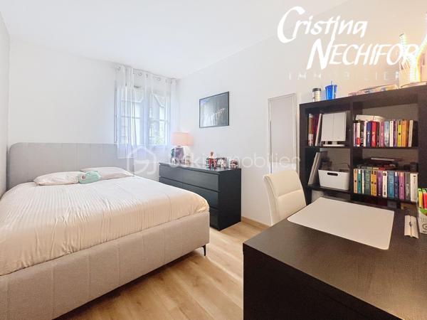 Dans un secteur recherché de Serris, au cœur du Val d’Europe, venez découvrir ce spacieux appartement 4 pièces de 96 m², situé en rez-de-jardin.

Il offre de beaux volumes, un agencement fonctionnel, de nombreux rangements et un environnement particulièrement pratique pour une vie de famille.

 L’APPARTEMENT se compose de :

 Une entrée avec rangements
 Un grand séjour de 37 m², offrant un bel espace de vie
 Une terrasse exposée Ouest, accessible depuis le séjour, idéale pour profiter des beaux jours
 Une cuisine indépendante aménagée et équipée
 Possibilité d’ouvrir la cuisine sur le séjour, sous réserve d’une demande préalable auprès du syndic
 Trois chambres, dont deux avec placards
 Un couloir/palier desservant les trois chambres et bénéficiant de nombreux rangements
 Une salle d’eau
 Une salle de bains
 Wc separée

 LES ATOUTS

✔️ 96 m² habitables
✔️ Rez-de-jardin
✔️ 3 chambres
✔️ Séjour de 37 m²
✔️ Terrasse exposée Ouest
✔️ Rénovation récente
✔️ Radiateurs remplacés
✔️ Nombreux rangements
✔️ Possibilité d’ouvrir la cuisine sur le séjour, sous réserve d’accord du syndic
✔️ Box en sous-sol
✔️ Place de parking
✔️ Arrêt de bus situé à proximité immédiate de la résidence
✔️ Proximité du RER A Val d’Europe


Un véritable atout pour les déplacements quotidiens, un arrêt de bus se trouve juste à côté de la résidence, permettant de rejoindre facilement les différents pôles du Val d’Europe.

La gare RER A Val d’Europe/Serris-Montévrain est également facilement accessible. Elle bénéficie d’une gare routière avec de nombreuses lignes de bus et permet de rejoindre le cœur de Paris en environ 35 minutes.

Depuis le RER A, vous pouvez notamment rejoindre Gare de Lyon, Châtelet-Les Halles, Auber et Charles-de-Gaulle–Étoile. 

La gare TGV de Marne-la-Vallée–Chessy est également à proximité, avec des liaisons nationales et internationales.


À proximité, vous profitez de toutes les commodités du Val d’Europe : commerces, supermarchés, restaurants, écoles, services, équipements sportifs et espaces verts.

Le Centre Commercial Val d’Europe et La Vallée Village sont facilement accessibles, tout comme les nombreux restaurants et services du centre urbain.

Côté loisirs, le secteur permet également de profiter du Lac de Serris, du Parc des Communes et de nombreux espaces verts et équipements sportifs.

Et pour les familles, Disneyland Paris se trouve à quelques minutes seulement.

❤️ UN APPARTEMENT FAMILIAL AUX NOMBREUX ATOUTS

Avec ses 96 m², son séjour de 37 m², ses 3 chambres, sa terrasse exposée Ouest, son rez-de-jardin, ses nombreux rangements, son box en sous-sol et sa place de parking, cet appartement offre un cadre de vie confortable et fonctionnel.

Son emplacement est un véritable atout avec un arrêt de bus à proximité immédiate de la résidence, le RER A Val d’Europe, les écoles, les commerces et l’ensemble des commodités du Val d’Europe à proximité.

📞 Pour plus d’informations ou pour organiser une visite, n’hésitez pas à me contacter.