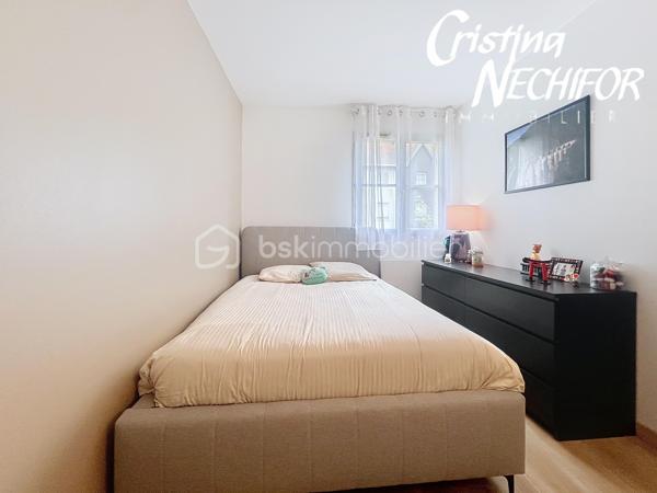 Dans un secteur recherché de Serris, au cœur du Val d’Europe, venez découvrir ce spacieux appartement 4 pièces de 96 m², situé en rez-de-jardin.

Il offre de beaux volumes, un agencement fonctionnel, de nombreux rangements et un environnement particulièrement pratique pour une vie de famille.

 L’APPARTEMENT se compose de :

 Une entrée avec rangements
 Un grand séjour de 37 m², offrant un bel espace de vie
 Une terrasse exposée Ouest, accessible depuis le séjour, idéale pour profiter des beaux jours
 Une cuisine indépendante aménagée et équipée
 Possibilité d’ouvrir la cuisine sur le séjour, sous réserve d’une demande préalable auprès du syndic
 Trois chambres, dont deux avec placards
 Un couloir/palier desservant les trois chambres et bénéficiant de nombreux rangements
 Une salle d’eau
 Une salle de bains
 Wc separée

 LES ATOUTS

✔️ 96 m² habitables
✔️ Rez-de-jardin
✔️ 3 chambres
✔️ Séjour de 37 m²
✔️ Terrasse exposée Ouest
✔️ Rénovation récente
✔️ Radiateurs remplacés
✔️ Nombreux rangements
✔️ Possibilité d’ouvrir la cuisine sur le séjour, sous réserve d’accord du syndic
✔️ Box en sous-sol
✔️ Place de parking
✔️ Arrêt de bus situé à proximité immédiate de la résidence
✔️ Proximité du RER A Val d’Europe


Un véritable atout pour les déplacements quotidiens, un arrêt de bus se trouve juste à côté de la résidence, permettant de rejoindre facilement les différents pôles du Val d’Europe.

La gare RER A Val d’Europe/Serris-Montévrain est également facilement accessible. Elle bénéficie d’une gare routière avec de nombreuses lignes de bus et permet de rejoindre le cœur de Paris en environ 35 minutes.

Depuis le RER A, vous pouvez notamment rejoindre Gare de Lyon, Châtelet-Les Halles, Auber et Charles-de-Gaulle–Étoile. 

La gare TGV de Marne-la-Vallée–Chessy est également à proximité, avec des liaisons nationales et internationales.


À proximité, vous profitez de toutes les commodités du Val d’Europe : commerces, supermarchés, restaurants, écoles, services, équipements sportifs et espaces verts.

Le Centre Commercial Val d’Europe et La Vallée Village sont facilement accessibles, tout comme les nombreux restaurants et services du centre urbain.

Côté loisirs, le secteur permet également de profiter du Lac de Serris, du Parc des Communes et de nombreux espaces verts et équipements sportifs.

Et pour les familles, Disneyland Paris se trouve à quelques minutes seulement.

❤️ UN APPARTEMENT FAMILIAL AUX NOMBREUX ATOUTS

Avec ses 96 m², son séjour de 37 m², ses 3 chambres, sa terrasse exposée Ouest, son rez-de-jardin, ses nombreux rangements, son box en sous-sol et sa place de parking, cet appartement offre un cadre de vie confortable et fonctionnel.

Son emplacement est un véritable atout avec un arrêt de bus à proximité immédiate de la résidence, le RER A Val d’Europe, les écoles, les commerces et l’ensemble des commodités du Val d’Europe à proximité.

📞 Pour plus d’informations ou pour organiser une visite, n’hésitez pas à me contacter.