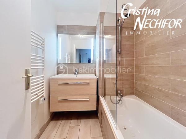 Dans un secteur recherché de Serris, au cœur du Val d’Europe, venez découvrir ce spacieux appartement 4 pièces de 96 m², situé en rez-de-jardin.

Il offre de beaux volumes, un agencement fonctionnel, de nombreux rangements et un environnement particulièrement pratique pour une vie de famille.

 L’APPARTEMENT se compose de :

 Une entrée avec rangements
 Un grand séjour de 37 m², offrant un bel espace de vie
 Une terrasse exposée Ouest, accessible depuis le séjour, idéale pour profiter des beaux jours
 Une cuisine indépendante aménagée et équipée
 Possibilité d’ouvrir la cuisine sur le séjour, sous réserve d’une demande préalable auprès du syndic
 Trois chambres, dont deux avec placards
 Un couloir/palier desservant les trois chambres et bénéficiant de nombreux rangements
 Une salle d’eau
 Une salle de bains
 Wc separée

 LES ATOUTS

✔️ 96 m² habitables
✔️ Rez-de-jardin
✔️ 3 chambres
✔️ Séjour de 37 m²
✔️ Terrasse exposée Ouest
✔️ Rénovation récente
✔️ Radiateurs remplacés
✔️ Nombreux rangements
✔️ Possibilité d’ouvrir la cuisine sur le séjour, sous réserve d’accord du syndic
✔️ Box en sous-sol
✔️ Place de parking
✔️ Arrêt de bus situé à proximité immédiate de la résidence
✔️ Proximité du RER A Val d’Europe


Un véritable atout pour les déplacements quotidiens, un arrêt de bus se trouve juste à côté de la résidence, permettant de rejoindre facilement les différents pôles du Val d’Europe.

La gare RER A Val d’Europe/Serris-Montévrain est également facilement accessible. Elle bénéficie d’une gare routière avec de nombreuses lignes de bus et permet de rejoindre le cœur de Paris en environ 35 minutes.

Depuis le RER A, vous pouvez notamment rejoindre Gare de Lyon, Châtelet-Les Halles, Auber et Charles-de-Gaulle–Étoile. 

La gare TGV de Marne-la-Vallée–Chessy est également à proximité, avec des liaisons nationales et internationales.


À proximité, vous profitez de toutes les commodités du Val d’Europe : commerces, supermarchés, restaurants, écoles, services, équipements sportifs et espaces verts.

Le Centre Commercial Val d’Europe et La Vallée Village sont facilement accessibles, tout comme les nombreux restaurants et services du centre urbain.

Côté loisirs, le secteur permet également de profiter du Lac de Serris, du Parc des Communes et de nombreux espaces verts et équipements sportifs.

Et pour les familles, Disneyland Paris se trouve à quelques minutes seulement.

❤️ UN APPARTEMENT FAMILIAL AUX NOMBREUX ATOUTS

Avec ses 96 m², son séjour de 37 m², ses 3 chambres, sa terrasse exposée Ouest, son rez-de-jardin, ses nombreux rangements, son box en sous-sol et sa place de parking, cet appartement offre un cadre de vie confortable et fonctionnel.

Son emplacement est un véritable atout avec un arrêt de bus à proximité immédiate de la résidence, le RER A Val d’Europe, les écoles, les commerces et l’ensemble des commodités du Val d’Europe à proximité.

📞 Pour plus d’informations ou pour organiser une visite, n’hésitez pas à me contacter.