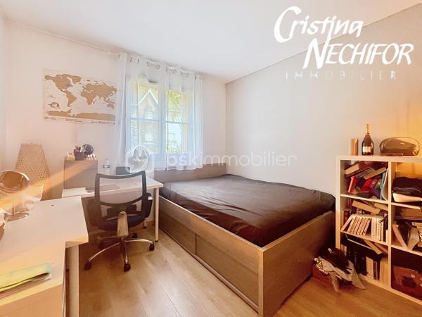 Dans un secteur recherché de Serris, au cœur du Val d’Europe, venez découvrir ce spacieux appartement 4 pièces de 96 m², situé en rez-de-jardin.

Il offre de beaux volumes, un agencement fonctionnel, de nombreux rangements et un environnement particulièrement pratique pour une vie de famille.

 L’APPARTEMENT se compose de :

 Une entrée avec rangements
 Un grand séjour de 37 m², offrant un bel espace de vie
 Une terrasse exposée Ouest, accessible depuis le séjour, idéale pour profiter des beaux jours
 Une cuisine indépendante aménagée et équipée
 Possibilité d’ouvrir la cuisine sur le séjour, sous réserve d’une demande préalable auprès du syndic
 Trois chambres, dont deux avec placards
 Un couloir/palier desservant les trois chambres et bénéficiant de nombreux rangements
 Une salle d’eau
 Une salle de bains
 Wc separée

 LES ATOUTS

✔️ 96 m² habitables
✔️ Rez-de-jardin
✔️ 3 chambres
✔️ Séjour de 37 m²
✔️ Terrasse exposée Ouest
✔️ Rénovation récente
✔️ Radiateurs remplacés
✔️ Nombreux rangements
✔️ Possibilité d’ouvrir la cuisine sur le séjour, sous réserve d’accord du syndic
✔️ Box en sous-sol
✔️ Place de parking
✔️ Arrêt de bus situé à proximité immédiate de la résidence
✔️ Proximité du RER A Val d’Europe


Un véritable atout pour les déplacements quotidiens, un arrêt de bus se trouve juste à côté de la résidence, permettant de rejoindre facilement les différents pôles du Val d’Europe.

La gare RER A Val d’Europe/Serris-Montévrain est également facilement accessible. Elle bénéficie d’une gare routière avec de nombreuses lignes de bus et permet de rejoindre le cœur de Paris en environ 35 minutes.

Depuis le RER A, vous pouvez notamment rejoindre Gare de Lyon, Châtelet-Les Halles, Auber et Charles-de-Gaulle–Étoile. 

La gare TGV de Marne-la-Vallée–Chessy est également à proximité, avec des liaisons nationales et internationales.


À proximité, vous profitez de toutes les commodités du Val d’Europe : commerces, supermarchés, restaurants, écoles, services, équipements sportifs et espaces verts.

Le Centre Commercial Val d’Europe et La Vallée Village sont facilement accessibles, tout comme les nombreux restaurants et services du centre urbain.

Côté loisirs, le secteur permet également de profiter du Lac de Serris, du Parc des Communes et de nombreux espaces verts et équipements sportifs.

Et pour les familles, Disneyland Paris se trouve à quelques minutes seulement.

❤️ UN APPARTEMENT FAMILIAL AUX NOMBREUX ATOUTS

Avec ses 96 m², son séjour de 37 m², ses 3 chambres, sa terrasse exposée Ouest, son rez-de-jardin, ses nombreux rangements, son box en sous-sol et sa place de parking, cet appartement offre un cadre de vie confortable et fonctionnel.

Son emplacement est un véritable atout avec un arrêt de bus à proximité immédiate de la résidence, le RER A Val d’Europe, les écoles, les commerces et l’ensemble des commodités du Val d’Europe à proximité.

📞 Pour plus d’informations ou pour organiser une visite, n’hésitez pas à me contacter.