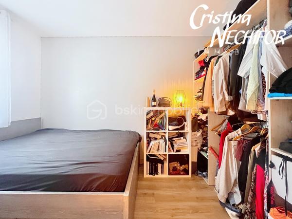 Dans un secteur recherché de Serris, au cœur du Val d’Europe, venez découvrir ce spacieux appartement 4 pièces de 96 m², situé en rez-de-jardin.

Il offre de beaux volumes, un agencement fonctionnel, de nombreux rangements et un environnement particulièrement pratique pour une vie de famille.

 L’APPARTEMENT se compose de :

 Une entrée avec rangements
 Un grand séjour de 37 m², offrant un bel espace de vie
 Une terrasse exposée Ouest, accessible depuis le séjour, idéale pour profiter des beaux jours
 Une cuisine indépendante aménagée et équipée
 Possibilité d’ouvrir la cuisine sur le séjour, sous réserve d’une demande préalable auprès du syndic
 Trois chambres, dont deux avec placards
 Un couloir/palier desservant les trois chambres et bénéficiant de nombreux rangements
 Une salle d’eau
 Une salle de bains
 Wc separée

 LES ATOUTS

✔️ 96 m² habitables
✔️ Rez-de-jardin
✔️ 3 chambres
✔️ Séjour de 37 m²
✔️ Terrasse exposée Ouest
✔️ Rénovation récente
✔️ Radiateurs remplacés
✔️ Nombreux rangements
✔️ Possibilité d’ouvrir la cuisine sur le séjour, sous réserve d’accord du syndic
✔️ Box en sous-sol
✔️ Place de parking
✔️ Arrêt de bus situé à proximité immédiate de la résidence
✔️ Proximité du RER A Val d’Europe


Un véritable atout pour les déplacements quotidiens, un arrêt de bus se trouve juste à côté de la résidence, permettant de rejoindre facilement les différents pôles du Val d’Europe.

La gare RER A Val d’Europe/Serris-Montévrain est également facilement accessible. Elle bénéficie d’une gare routière avec de nombreuses lignes de bus et permet de rejoindre le cœur de Paris en environ 35 minutes.

Depuis le RER A, vous pouvez notamment rejoindre Gare de Lyon, Châtelet-Les Halles, Auber et Charles-de-Gaulle–Étoile. 

La gare TGV de Marne-la-Vallée–Chessy est également à proximité, avec des liaisons nationales et internationales.


À proximité, vous profitez de toutes les commodités du Val d’Europe : commerces, supermarchés, restaurants, écoles, services, équipements sportifs et espaces verts.

Le Centre Commercial Val d’Europe et La Vallée Village sont facilement accessibles, tout comme les nombreux restaurants et services du centre urbain.

Côté loisirs, le secteur permet également de profiter du Lac de Serris, du Parc des Communes et de nombreux espaces verts et équipements sportifs.

Et pour les familles, Disneyland Paris se trouve à quelques minutes seulement.

❤️ UN APPARTEMENT FAMILIAL AUX NOMBREUX ATOUTS

Avec ses 96 m², son séjour de 37 m², ses 3 chambres, sa terrasse exposée Ouest, son rez-de-jardin, ses nombreux rangements, son box en sous-sol et sa place de parking, cet appartement offre un cadre de vie confortable et fonctionnel.

Son emplacement est un véritable atout avec un arrêt de bus à proximité immédiate de la résidence, le RER A Val d’Europe, les écoles, les commerces et l’ensemble des commodités du Val d’Europe à proximité.

📞 Pour plus d’informations ou pour organiser une visite, n’hésitez pas à me contacter.