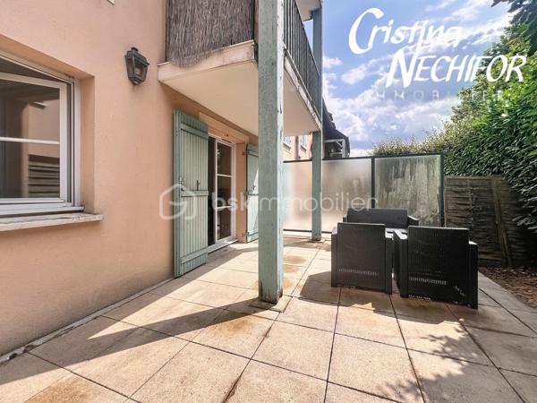 Dans un secteur recherché de Serris, au cœur du Val d’Europe, venez découvrir ce spacieux appartement 4 pièces de 96 m², situé en rez-de-jardin.

Il offre de beaux volumes, un agencement fonctionnel, de nombreux rangements et un environnement particulièrement pratique pour une vie de famille.

 L’APPARTEMENT se compose de :

 Une entrée avec rangements
 Un grand séjour de 37 m², offrant un bel espace de vie
 Une terrasse exposée Ouest, accessible depuis le séjour, idéale pour profiter des beaux jours
 Une cuisine indépendante aménagée et équipée
 Possibilité d’ouvrir la cuisine sur le séjour, sous réserve d’une demande préalable auprès du syndic
 Trois chambres, dont deux avec placards
 Un couloir/palier desservant les trois chambres et bénéficiant de nombreux rangements
 Une salle d’eau
 Une salle de bains
 Wc separée

 LES ATOUTS

✔️ 96 m² habitables
✔️ Rez-de-jardin
✔️ 3 chambres
✔️ Séjour de 37 m²
✔️ Terrasse exposée Ouest
✔️ Rénovation récente
✔️ Radiateurs remplacés
✔️ Nombreux rangements
✔️ Possibilité d’ouvrir la cuisine sur le séjour, sous réserve d’accord du syndic
✔️ Box en sous-sol
✔️ Place de parking
✔️ Arrêt de bus situé à proximité immédiate de la résidence
✔️ Proximité du RER A Val d’Europe


Un véritable atout pour les déplacements quotidiens, un arrêt de bus se trouve juste à côté de la résidence, permettant de rejoindre facilement les différents pôles du Val d’Europe.

La gare RER A Val d’Europe/Serris-Montévrain est également facilement accessible. Elle bénéficie d’une gare routière avec de nombreuses lignes de bus et permet de rejoindre le cœur de Paris en environ 35 minutes.

Depuis le RER A, vous pouvez notamment rejoindre Gare de Lyon, Châtelet-Les Halles, Auber et Charles-de-Gaulle–Étoile. 

La gare TGV de Marne-la-Vallée–Chessy est également à proximité, avec des liaisons nationales et internationales.


À proximité, vous profitez de toutes les commodités du Val d’Europe : commerces, supermarchés, restaurants, écoles, services, équipements sportifs et espaces verts.

Le Centre Commercial Val d’Europe et La Vallée Village sont facilement accessibles, tout comme les nombreux restaurants et services du centre urbain.

Côté loisirs, le secteur permet également de profiter du Lac de Serris, du Parc des Communes et de nombreux espaces verts et équipements sportifs.

Et pour les familles, Disneyland Paris se trouve à quelques minutes seulement.

❤️ UN APPARTEMENT FAMILIAL AUX NOMBREUX ATOUTS

Avec ses 96 m², son séjour de 37 m², ses 3 chambres, sa terrasse exposée Ouest, son rez-de-jardin, ses nombreux rangements, son box en sous-sol et sa place de parking, cet appartement offre un cadre de vie confortable et fonctionnel.

Son emplacement est un véritable atout avec un arrêt de bus à proximité immédiate de la résidence, le RER A Val d’Europe, les écoles, les commerces et l’ensemble des commodités du Val d’Europe à proximité.

📞 Pour plus d’informations ou pour organiser une visite, n’hésitez pas à me contacter.