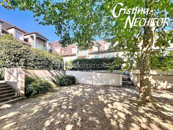 Dans un secteur recherché de Serris, au cœur du Val d’Europe, venez découvrir ce spacieux appartement 4 pièces de 96 m², situé en rez-de-jardin.

Il offre de beaux volumes, un agencement fonctionnel, de nombreux rangements et un environnement particulièrement pratique pour une vie de famille.

 L’APPARTEMENT se compose de :

 Une entrée avec rangements
 Un grand séjour de 37 m², offrant un bel espace de vie
 Une terrasse exposée Ouest, accessible depuis le séjour, idéale pour profiter des beaux jours
 Une cuisine indépendante aménagée et équipée
 Possibilité d’ouvrir la cuisine sur le séjour, sous réserve d’une demande préalable auprès du syndic
 Trois chambres, dont deux avec placards
 Un couloir/palier desservant les trois chambres et bénéficiant de nombreux rangements
 Une salle d’eau
 Une salle de bains
 Wc separée

 LES ATOUTS

✔️ 96 m² habitables
✔️ Rez-de-jardin
✔️ 3 chambres
✔️ Séjour de 37 m²
✔️ Terrasse exposée Ouest
✔️ Rénovation récente
✔️ Radiateurs remplacés
✔️ Nombreux rangements
✔️ Possibilité d’ouvrir la cuisine sur le séjour, sous réserve d’accord du syndic
✔️ Box en sous-sol
✔️ Place de parking
✔️ Arrêt de bus situé à proximité immédiate de la résidence
✔️ Proximité du RER A Val d’Europe


Un véritable atout pour les déplacements quotidiens, un arrêt de bus se trouve juste à côté de la résidence, permettant de rejoindre facilement les différents pôles du Val d’Europe.

La gare RER A Val d’Europe/Serris-Montévrain est également facilement accessible. Elle bénéficie d’une gare routière avec de nombreuses lignes de bus et permet de rejoindre le cœur de Paris en environ 35 minutes.

Depuis le RER A, vous pouvez notamment rejoindre Gare de Lyon, Châtelet-Les Halles, Auber et Charles-de-Gaulle–Étoile. 

La gare TGV de Marne-la-Vallée–Chessy est également à proximité, avec des liaisons nationales et internationales.


À proximité, vous profitez de toutes les commodités du Val d’Europe : commerces, supermarchés, restaurants, écoles, services, équipements sportifs et espaces verts.

Le Centre Commercial Val d’Europe et La Vallée Village sont facilement accessibles, tout comme les nombreux restaurants et services du centre urbain.

Côté loisirs, le secteur permet également de profiter du Lac de Serris, du Parc des Communes et de nombreux espaces verts et équipements sportifs.

Et pour les familles, Disneyland Paris se trouve à quelques minutes seulement.

❤️ UN APPARTEMENT FAMILIAL AUX NOMBREUX ATOUTS

Avec ses 96 m², son séjour de 37 m², ses 3 chambres, sa terrasse exposée Ouest, son rez-de-jardin, ses nombreux rangements, son box en sous-sol et sa place de parking, cet appartement offre un cadre de vie confortable et fonctionnel.

Son emplacement est un véritable atout avec un arrêt de bus à proximité immédiate de la résidence, le RER A Val d’Europe, les écoles, les commerces et l’ensemble des commodités du Val d’Europe à proximité.

📞 Pour plus d’informations ou pour organiser une visite, n’hésitez pas à me contacter.