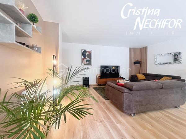 Dans un secteur recherché de Serris, au cœur du Val d’Europe, venez découvrir ce spacieux appartement 4 pièces de 96 m², situé en rez-de-jardin.

Il offre de beaux volumes, un agencement fonctionnel, de nombreux rangements et un environnement particulièrement pratique pour une vie de famille.

 L’APPARTEMENT se compose de :

 Une entrée avec rangements
 Un grand séjour de 37 m², offrant un bel espace de vie
 Une terrasse exposée Ouest, accessible depuis le séjour, idéale pour profiter des beaux jours
 Une cuisine indépendante aménagée et équipée
 Possibilité d’ouvrir la cuisine sur le séjour, sous réserve d’une demande préalable auprès du syndic
 Trois chambres, dont deux avec placards
 Un couloir/palier desservant les trois chambres et bénéficiant de nombreux rangements
 Une salle d’eau
 Une salle de bains
 Wc separée

 LES ATOUTS

✔️ 96 m² habitables
✔️ Rez-de-jardin
✔️ 3 chambres
✔️ Séjour de 37 m²
✔️ Terrasse exposée Ouest
✔️ Rénovation récente
✔️ Radiateurs remplacés
✔️ Nombreux rangements
✔️ Possibilité d’ouvrir la cuisine sur le séjour, sous réserve d’accord du syndic
✔️ Box en sous-sol
✔️ Place de parking
✔️ Arrêt de bus situé à proximité immédiate de la résidence
✔️ Proximité du RER A Val d’Europe


Un véritable atout pour les déplacements quotidiens, un arrêt de bus se trouve juste à côté de la résidence, permettant de rejoindre facilement les différents pôles du Val d’Europe.

La gare RER A Val d’Europe/Serris-Montévrain est également facilement accessible. Elle bénéficie d’une gare routière avec de nombreuses lignes de bus et permet de rejoindre le cœur de Paris en environ 35 minutes.

Depuis le RER A, vous pouvez notamment rejoindre Gare de Lyon, Châtelet-Les Halles, Auber et Charles-de-Gaulle–Étoile. 

La gare TGV de Marne-la-Vallée–Chessy est également à proximité, avec des liaisons nationales et internationales.


À proximité, vous profitez de toutes les commodités du Val d’Europe : commerces, supermarchés, restaurants, écoles, services, équipements sportifs et espaces verts.

Le Centre Commercial Val d’Europe et La Vallée Village sont facilement accessibles, tout comme les nombreux restaurants et services du centre urbain.

Côté loisirs, le secteur permet également de profiter du Lac de Serris, du Parc des Communes et de nombreux espaces verts et équipements sportifs.

Et pour les familles, Disneyland Paris se trouve à quelques minutes seulement.

❤️ UN APPARTEMENT FAMILIAL AUX NOMBREUX ATOUTS

Avec ses 96 m², son séjour de 37 m², ses 3 chambres, sa terrasse exposée Ouest, son rez-de-jardin, ses nombreux rangements, son box en sous-sol et sa place de parking, cet appartement offre un cadre de vie confortable et fonctionnel.

Son emplacement est un véritable atout avec un arrêt de bus à proximité immédiate de la résidence, le RER A Val d’Europe, les écoles, les commerces et l’ensemble des commodités du Val d’Europe à proximité.

📞 Pour plus d’informations ou pour organiser une visite, n’hésitez pas à me contacter.