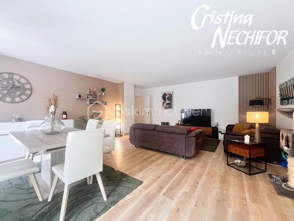 Dans un secteur recherché de Serris, au cœur du Val d’Europe, venez découvrir ce spacieux appartement 4 pièces de 96 m², situé en rez-de-jardin.

Il offre de beaux volumes, un agencement fonctionnel, de nombreux rangements et un environnement particulièrement pratique pour une vie de famille.

 L’APPARTEMENT se compose de :

 Une entrée avec rangements
 Un grand séjour de 37 m², offrant un bel espace de vie
 Une terrasse exposée Ouest, accessible depuis le séjour, idéale pour profiter des beaux jours
 Une cuisine indépendante aménagée et équipée
 Possibilité d’ouvrir la cuisine sur le séjour, sous réserve d’une demande préalable auprès du syndic
 Trois chambres, dont deux avec placards
 Un couloir/palier desservant les trois chambres et bénéficiant de nombreux rangements
 Une salle d’eau
 Une salle de bains
 Wc separée

 LES ATOUTS

✔️ 96 m² habitables
✔️ Rez-de-jardin
✔️ 3 chambres
✔️ Séjour de 37 m²
✔️ Terrasse exposée Ouest
✔️ Rénovation récente
✔️ Radiateurs remplacés
✔️ Nombreux rangements
✔️ Possibilité d’ouvrir la cuisine sur le séjour, sous réserve d’accord du syndic
✔️ Box en sous-sol
✔️ Place de parking
✔️ Arrêt de bus situé à proximité immédiate de la résidence
✔️ Proximité du RER A Val d’Europe


Un véritable atout pour les déplacements quotidiens, un arrêt de bus se trouve juste à côté de la résidence, permettant de rejoindre facilement les différents pôles du Val d’Europe.

La gare RER A Val d’Europe/Serris-Montévrain est également facilement accessible. Elle bénéficie d’une gare routière avec de nombreuses lignes de bus et permet de rejoindre le cœur de Paris en environ 35 minutes.

Depuis le RER A, vous pouvez notamment rejoindre Gare de Lyon, Châtelet-Les Halles, Auber et Charles-de-Gaulle–Étoile. 

La gare TGV de Marne-la-Vallée–Chessy est également à proximité, avec des liaisons nationales et internationales.


À proximité, vous profitez de toutes les commodités du Val d’Europe : commerces, supermarchés, restaurants, écoles, services, équipements sportifs et espaces verts.

Le Centre Commercial Val d’Europe et La Vallée Village sont facilement accessibles, tout comme les nombreux restaurants et services du centre urbain.

Côté loisirs, le secteur permet également de profiter du Lac de Serris, du Parc des Communes et de nombreux espaces verts et équipements sportifs.

Et pour les familles, Disneyland Paris se trouve à quelques minutes seulement.

❤️ UN APPARTEMENT FAMILIAL AUX NOMBREUX ATOUTS

Avec ses 96 m², son séjour de 37 m², ses 3 chambres, sa terrasse exposée Ouest, son rez-de-jardin, ses nombreux rangements, son box en sous-sol et sa place de parking, cet appartement offre un cadre de vie confortable et fonctionnel.

Son emplacement est un véritable atout avec un arrêt de bus à proximité immédiate de la résidence, le RER A Val d’Europe, les écoles, les commerces et l’ensemble des commodités du Val d’Europe à proximité.

📞 Pour plus d’informations ou pour organiser une visite, n’hésitez pas à me contacter.