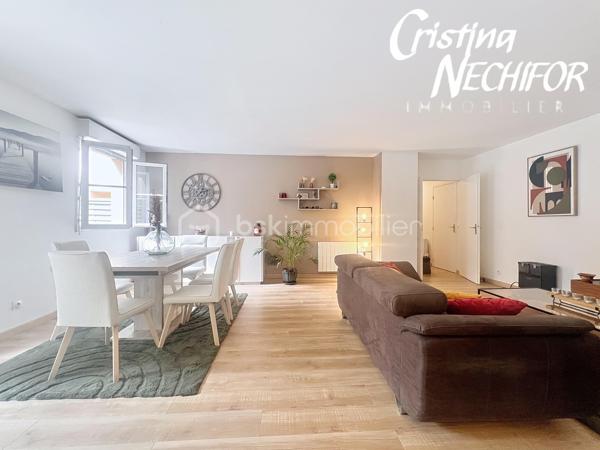 Dans un secteur recherché de Serris, au cœur du Val d’Europe, venez découvrir ce spacieux appartement 4 pièces de 96 m², situé en rez-de-jardin.

Il offre de beaux volumes, un agencement fonctionnel, de nombreux rangements et un environnement particulièrement pratique pour une vie de famille.

 L’APPARTEMENT se compose de :

 Une entrée avec rangements
 Un grand séjour de 37 m², offrant un bel espace de vie
 Une terrasse exposée Ouest, accessible depuis le séjour, idéale pour profiter des beaux jours
 Une cuisine indépendante aménagée et équipée
 Possibilité d’ouvrir la cuisine sur le séjour, sous réserve d’une demande préalable auprès du syndic
 Trois chambres, dont deux avec placards
 Un couloir/palier desservant les trois chambres et bénéficiant de nombreux rangements
 Une salle d’eau
 Une salle de bains
 Wc separée

 LES ATOUTS

✔️ 96 m² habitables
✔️ Rez-de-jardin
✔️ 3 chambres
✔️ Séjour de 37 m²
✔️ Terrasse exposée Ouest
✔️ Rénovation récente
✔️ Radiateurs remplacés
✔️ Nombreux rangements
✔️ Possibilité d’ouvrir la cuisine sur le séjour, sous réserve d’accord du syndic
✔️ Box en sous-sol
✔️ Place de parking
✔️ Arrêt de bus situé à proximité immédiate de la résidence
✔️ Proximité du RER A Val d’Europe


Un véritable atout pour les déplacements quotidiens, un arrêt de bus se trouve juste à côté de la résidence, permettant de rejoindre facilement les différents pôles du Val d’Europe.

La gare RER A Val d’Europe/Serris-Montévrain est également facilement accessible. Elle bénéficie d’une gare routière avec de nombreuses lignes de bus et permet de rejoindre le cœur de Paris en environ 35 minutes.

Depuis le RER A, vous pouvez notamment rejoindre Gare de Lyon, Châtelet-Les Halles, Auber et Charles-de-Gaulle–Étoile. 

La gare TGV de Marne-la-Vallée–Chessy est également à proximité, avec des liaisons nationales et internationales.


À proximité, vous profitez de toutes les commodités du Val d’Europe : commerces, supermarchés, restaurants, écoles, services, équipements sportifs et espaces verts.

Le Centre Commercial Val d’Europe et La Vallée Village sont facilement accessibles, tout comme les nombreux restaurants et services du centre urbain.

Côté loisirs, le secteur permet également de profiter du Lac de Serris, du Parc des Communes et de nombreux espaces verts et équipements sportifs.

Et pour les familles, Disneyland Paris se trouve à quelques minutes seulement.

❤️ UN APPARTEMENT FAMILIAL AUX NOMBREUX ATOUTS

Avec ses 96 m², son séjour de 37 m², ses 3 chambres, sa terrasse exposée Ouest, son rez-de-jardin, ses nombreux rangements, son box en sous-sol et sa place de parking, cet appartement offre un cadre de vie confortable et fonctionnel.

Son emplacement est un véritable atout avec un arrêt de bus à proximité immédiate de la résidence, le RER A Val d’Europe, les écoles, les commerces et l’ensemble des commodités du Val d’Europe à proximité.

📞 Pour plus d’informations ou pour organiser une visite, n’hésitez pas à me contacter.