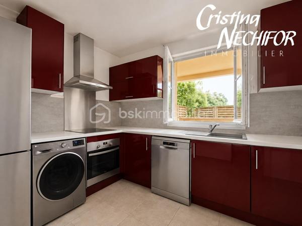 Dans un secteur recherché de Serris, au cœur du Val d’Europe, venez découvrir ce spacieux appartement 4 pièces de 96 m², situé en rez-de-jardin.

Il offre de beaux volumes, un agencement fonctionnel, de nombreux rangements et un environnement particulièrement pratique pour une vie de famille.

 L’APPARTEMENT se compose de :

 Une entrée avec rangements
 Un grand séjour de 37 m², offrant un bel espace de vie
 Une terrasse exposée Ouest, accessible depuis le séjour, idéale pour profiter des beaux jours
 Une cuisine indépendante aménagée et équipée
 Possibilité d’ouvrir la cuisine sur le séjour, sous réserve d’une demande préalable auprès du syndic
 Trois chambres, dont deux avec placards
 Un couloir/palier desservant les trois chambres et bénéficiant de nombreux rangements
 Une salle d’eau
 Une salle de bains
 Wc separée

 LES ATOUTS

✔️ 96 m² habitables
✔️ Rez-de-jardin
✔️ 3 chambres
✔️ Séjour de 37 m²
✔️ Terrasse exposée Ouest
✔️ Rénovation récente
✔️ Radiateurs remplacés
✔️ Nombreux rangements
✔️ Possibilité d’ouvrir la cuisine sur le séjour, sous réserve d’accord du syndic
✔️ Box en sous-sol
✔️ Place de parking
✔️ Arrêt de bus situé à proximité immédiate de la résidence
✔️ Proximité du RER A Val d’Europe


Un véritable atout pour les déplacements quotidiens, un arrêt de bus se trouve juste à côté de la résidence, permettant de rejoindre facilement les différents pôles du Val d’Europe.

La gare RER A Val d’Europe/Serris-Montévrain est également facilement accessible. Elle bénéficie d’une gare routière avec de nombreuses lignes de bus et permet de rejoindre le cœur de Paris en environ 35 minutes.

Depuis le RER A, vous pouvez notamment rejoindre Gare de Lyon, Châtelet-Les Halles, Auber et Charles-de-Gaulle–Étoile. 

La gare TGV de Marne-la-Vallée–Chessy est également à proximité, avec des liaisons nationales et internationales.


À proximité, vous profitez de toutes les commodités du Val d’Europe : commerces, supermarchés, restaurants, écoles, services, équipements sportifs et espaces verts.

Le Centre Commercial Val d’Europe et La Vallée Village sont facilement accessibles, tout comme les nombreux restaurants et services du centre urbain.

Côté loisirs, le secteur permet également de profiter du Lac de Serris, du Parc des Communes et de nombreux espaces verts et équipements sportifs.

Et pour les familles, Disneyland Paris se trouve à quelques minutes seulement.

❤️ UN APPARTEMENT FAMILIAL AUX NOMBREUX ATOUTS

Avec ses 96 m², son séjour de 37 m², ses 3 chambres, sa terrasse exposée Ouest, son rez-de-jardin, ses nombreux rangements, son box en sous-sol et sa place de parking, cet appartement offre un cadre de vie confortable et fonctionnel.

Son emplacement est un véritable atout avec un arrêt de bus à proximité immédiate de la résidence, le RER A Val d’Europe, les écoles, les commerces et l’ensemble des commodités du Val d’Europe à proximité.

📞 Pour plus d’informations ou pour organiser une visite, n’hésitez pas à me contacter.