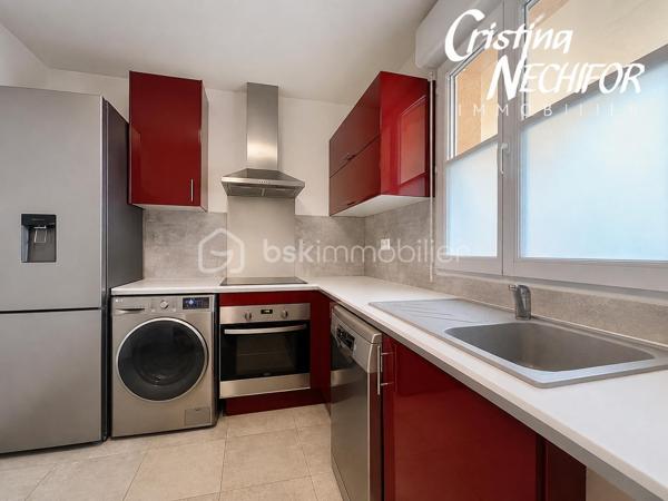 Dans un secteur recherché de Serris, au cœur du Val d’Europe, venez découvrir ce spacieux appartement 4 pièces de 96 m², situé en rez-de-jardin.

Il offre de beaux volumes, un agencement fonctionnel, de nombreux rangements et un environnement particulièrement pratique pour une vie de famille.

 L’APPARTEMENT se compose de :

 Une entrée avec rangements
 Un grand séjour de 37 m², offrant un bel espace de vie
 Une terrasse exposée Ouest, accessible depuis le séjour, idéale pour profiter des beaux jours
 Une cuisine indépendante aménagée et équipée
 Possibilité d’ouvrir la cuisine sur le séjour, sous réserve d’une demande préalable auprès du syndic
 Trois chambres, dont deux avec placards
 Un couloir/palier desservant les trois chambres et bénéficiant de nombreux rangements
 Une salle d’eau
 Une salle de bains
 Wc separée

 LES ATOUTS

✔️ 96 m² habitables
✔️ Rez-de-jardin
✔️ 3 chambres
✔️ Séjour de 37 m²
✔️ Terrasse exposée Ouest
✔️ Rénovation récente
✔️ Radiateurs remplacés
✔️ Nombreux rangements
✔️ Possibilité d’ouvrir la cuisine sur le séjour, sous réserve d’accord du syndic
✔️ Box en sous-sol
✔️ Place de parking
✔️ Arrêt de bus situé à proximité immédiate de la résidence
✔️ Proximité du RER A Val d’Europe


Un véritable atout pour les déplacements quotidiens, un arrêt de bus se trouve juste à côté de la résidence, permettant de rejoindre facilement les différents pôles du Val d’Europe.

La gare RER A Val d’Europe/Serris-Montévrain est également facilement accessible. Elle bénéficie d’une gare routière avec de nombreuses lignes de bus et permet de rejoindre le cœur de Paris en environ 35 minutes.

Depuis le RER A, vous pouvez notamment rejoindre Gare de Lyon, Châtelet-Les Halles, Auber et Charles-de-Gaulle–Étoile. 

La gare TGV de Marne-la-Vallée–Chessy est également à proximité, avec des liaisons nationales et internationales.


À proximité, vous profitez de toutes les commodités du Val d’Europe : commerces, supermarchés, restaurants, écoles, services, équipements sportifs et espaces verts.

Le Centre Commercial Val d’Europe et La Vallée Village sont facilement accessibles, tout comme les nombreux restaurants et services du centre urbain.

Côté loisirs, le secteur permet également de profiter du Lac de Serris, du Parc des Communes et de nombreux espaces verts et équipements sportifs.

Et pour les familles, Disneyland Paris se trouve à quelques minutes seulement.

❤️ UN APPARTEMENT FAMILIAL AUX NOMBREUX ATOUTS

Avec ses 96 m², son séjour de 37 m², ses 3 chambres, sa terrasse exposée Ouest, son rez-de-jardin, ses nombreux rangements, son box en sous-sol et sa place de parking, cet appartement offre un cadre de vie confortable et fonctionnel.

Son emplacement est un véritable atout avec un arrêt de bus à proximité immédiate de la résidence, le RER A Val d’Europe, les écoles, les commerces et l’ensemble des commodités du Val d’Europe à proximité.

📞 Pour plus d’informations ou pour organiser une visite, n’hésitez pas à me contacter.