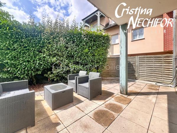 Dans un secteur recherché de Serris, au cœur du Val d’Europe, venez découvrir ce spacieux appartement 4 pièces de 96 m², situé en rez-de-jardin.

Il offre de beaux volumes, un agencement fonctionnel, de nombreux rangements et un environnement particulièrement pratique pour une vie de famille.

 L’APPARTEMENT se compose de :

 Une entrée avec rangements
 Un grand séjour de 37 m², offrant un bel espace de vie
 Une terrasse exposée Ouest, accessible depuis le séjour, idéale pour profiter des beaux jours
 Une cuisine indépendante aménagée et équipée
 Possibilité d’ouvrir la cuisine sur le séjour, sous réserve d’une demande préalable auprès du syndic
 Trois chambres, dont deux avec placards
 Un couloir/palier desservant les trois chambres et bénéficiant de nombreux rangements
 Une salle d’eau
 Une salle de bains
 Wc separée

 LES ATOUTS

✔️ 96 m² habitables
✔️ Rez-de-jardin
✔️ 3 chambres
✔️ Séjour de 37 m²
✔️ Terrasse exposée Ouest
✔️ Rénovation récente
✔️ Radiateurs remplacés
✔️ Nombreux rangements
✔️ Possibilité d’ouvrir la cuisine sur le séjour, sous réserve d’accord du syndic
✔️ Box en sous-sol
✔️ Place de parking
✔️ Arrêt de bus situé à proximité immédiate de la résidence
✔️ Proximité du RER A Val d’Europe


Un véritable atout pour les déplacements quotidiens, un arrêt de bus se trouve juste à côté de la résidence, permettant de rejoindre facilement les différents pôles du Val d’Europe.

La gare RER A Val d’Europe/Serris-Montévrain est également facilement accessible. Elle bénéficie d’une gare routière avec de nombreuses lignes de bus et permet de rejoindre le cœur de Paris en environ 35 minutes.

Depuis le RER A, vous pouvez notamment rejoindre Gare de Lyon, Châtelet-Les Halles, Auber et Charles-de-Gaulle–Étoile. 

La gare TGV de Marne-la-Vallée–Chessy est également à proximité, avec des liaisons nationales et internationales.


À proximité, vous profitez de toutes les commodités du Val d’Europe : commerces, supermarchés, restaurants, écoles, services, équipements sportifs et espaces verts.

Le Centre Commercial Val d’Europe et La Vallée Village sont facilement accessibles, tout comme les nombreux restaurants et services du centre urbain.

Côté loisirs, le secteur permet également de profiter du Lac de Serris, du Parc des Communes et de nombreux espaces verts et équipements sportifs.

Et pour les familles, Disneyland Paris se trouve à quelques minutes seulement.

❤️ UN APPARTEMENT FAMILIAL AUX NOMBREUX ATOUTS

Avec ses 96 m², son séjour de 37 m², ses 3 chambres, sa terrasse exposée Ouest, son rez-de-jardin, ses nombreux rangements, son box en sous-sol et sa place de parking, cet appartement offre un cadre de vie confortable et fonctionnel.

Son emplacement est un véritable atout avec un arrêt de bus à proximité immédiate de la résidence, le RER A Val d’Europe, les écoles, les commerces et l’ensemble des commodités du Val d’Europe à proximité.

📞 Pour plus d’informations ou pour organiser une visite, n’hésitez pas à me contacter.