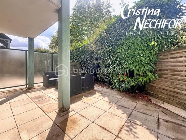 Dans un secteur recherché de Serris, au cœur du Val d’Europe, venez découvrir ce spacieux appartement 4 pièces de 96 m², situé en rez-de-jardin.

Il offre de beaux volumes, un agencement fonctionnel, de nombreux rangements et un environnement particulièrement pratique pour une vie de famille.

 L’APPARTEMENT se compose de :

 Une entrée avec rangements
 Un grand séjour de 37 m², offrant un bel espace de vie
 Une terrasse exposée Ouest, accessible depuis le séjour, idéale pour profiter des beaux jours
 Une cuisine indépendante aménagée et équipée
 Possibilité d’ouvrir la cuisine sur le séjour, sous réserve d’une demande préalable auprès du syndic
 Trois chambres, dont deux avec placards
 Un couloir/palier desservant les trois chambres et bénéficiant de nombreux rangements
 Une salle d’eau
 Une salle de bains
 Wc separée

 LES ATOUTS

✔️ 96 m² habitables
✔️ Rez-de-jardin
✔️ 3 chambres
✔️ Séjour de 37 m²
✔️ Terrasse exposée Ouest
✔️ Rénovation récente
✔️ Radiateurs remplacés
✔️ Nombreux rangements
✔️ Possibilité d’ouvrir la cuisine sur le séjour, sous réserve d’accord du syndic
✔️ Box en sous-sol
✔️ Place de parking
✔️ Arrêt de bus situé à proximité immédiate de la résidence
✔️ Proximité du RER A Val d’Europe


Un véritable atout pour les déplacements quotidiens, un arrêt de bus se trouve juste à côté de la résidence, permettant de rejoindre facilement les différents pôles du Val d’Europe.

La gare RER A Val d’Europe/Serris-Montévrain est également facilement accessible. Elle bénéficie d’une gare routière avec de nombreuses lignes de bus et permet de rejoindre le cœur de Paris en environ 35 minutes.

Depuis le RER A, vous pouvez notamment rejoindre Gare de Lyon, Châtelet-Les Halles, Auber et Charles-de-Gaulle–Étoile. 

La gare TGV de Marne-la-Vallée–Chessy est également à proximité, avec des liaisons nationales et internationales.


À proximité, vous profitez de toutes les commodités du Val d’Europe : commerces, supermarchés, restaurants, écoles, services, équipements sportifs et espaces verts.

Le Centre Commercial Val d’Europe et La Vallée Village sont facilement accessibles, tout comme les nombreux restaurants et services du centre urbain.

Côté loisirs, le secteur permet également de profiter du Lac de Serris, du Parc des Communes et de nombreux espaces verts et équipements sportifs.

Et pour les familles, Disneyland Paris se trouve à quelques minutes seulement.

❤️ UN APPARTEMENT FAMILIAL AUX NOMBREUX ATOUTS

Avec ses 96 m², son séjour de 37 m², ses 3 chambres, sa terrasse exposée Ouest, son rez-de-jardin, ses nombreux rangements, son box en sous-sol et sa place de parking, cet appartement offre un cadre de vie confortable et fonctionnel.

Son emplacement est un véritable atout avec un arrêt de bus à proximité immédiate de la résidence, le RER A Val d’Europe, les écoles, les commerces et l’ensemble des commodités du Val d’Europe à proximité.

📞 Pour plus d’informations ou pour organiser une visite, n’hésitez pas à me contacter.