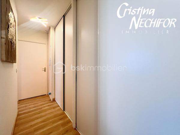 Dans un secteur recherché de Serris, au cœur du Val d’Europe, venez découvrir ce spacieux appartement 4 pièces de 96 m², situé en rez-de-jardin.

Il offre de beaux volumes, un agencement fonctionnel, de nombreux rangements et un environnement particulièrement pratique pour une vie de famille.

 L’APPARTEMENT se compose de :

 Une entrée avec rangements
 Un grand séjour de 37 m², offrant un bel espace de vie
 Une terrasse exposée Ouest, accessible depuis le séjour, idéale pour profiter des beaux jours
 Une cuisine indépendante aménagée et équipée
 Possibilité d’ouvrir la cuisine sur le séjour, sous réserve d’une demande préalable auprès du syndic
 Trois chambres, dont deux avec placards
 Un couloir/palier desservant les trois chambres et bénéficiant de nombreux rangements
 Une salle d’eau
 Une salle de bains
 Wc separée

 LES ATOUTS

✔️ 96 m² habitables
✔️ Rez-de-jardin
✔️ 3 chambres
✔️ Séjour de 37 m²
✔️ Terrasse exposée Ouest
✔️ Rénovation récente
✔️ Radiateurs remplacés
✔️ Nombreux rangements
✔️ Possibilité d’ouvrir la cuisine sur le séjour, sous réserve d’accord du syndic
✔️ Box en sous-sol
✔️ Place de parking
✔️ Arrêt de bus situé à proximité immédiate de la résidence
✔️ Proximité du RER A Val d’Europe


Un véritable atout pour les déplacements quotidiens, un arrêt de bus se trouve juste à côté de la résidence, permettant de rejoindre facilement les différents pôles du Val d’Europe.

La gare RER A Val d’Europe/Serris-Montévrain est également facilement accessible. Elle bénéficie d’une gare routière avec de nombreuses lignes de bus et permet de rejoindre le cœur de Paris en environ 35 minutes.

Depuis le RER A, vous pouvez notamment rejoindre Gare de Lyon, Châtelet-Les Halles, Auber et Charles-de-Gaulle–Étoile. 

La gare TGV de Marne-la-Vallée–Chessy est également à proximité, avec des liaisons nationales et internationales.


À proximité, vous profitez de toutes les commodités du Val d’Europe : commerces, supermarchés, restaurants, écoles, services, équipements sportifs et espaces verts.

Le Centre Commercial Val d’Europe et La Vallée Village sont facilement accessibles, tout comme les nombreux restaurants et services du centre urbain.

Côté loisirs, le secteur permet également de profiter du Lac de Serris, du Parc des Communes et de nombreux espaces verts et équipements sportifs.

Et pour les familles, Disneyland Paris se trouve à quelques minutes seulement.

❤️ UN APPARTEMENT FAMILIAL AUX NOMBREUX ATOUTS

Avec ses 96 m², son séjour de 37 m², ses 3 chambres, sa terrasse exposée Ouest, son rez-de-jardin, ses nombreux rangements, son box en sous-sol et sa place de parking, cet appartement offre un cadre de vie confortable et fonctionnel.

Son emplacement est un véritable atout avec un arrêt de bus à proximité immédiate de la résidence, le RER A Val d’Europe, les écoles, les commerces et l’ensemble des commodités du Val d’Europe à proximité.

📞 Pour plus d’informations ou pour organiser une visite, n’hésitez pas à me contacter.