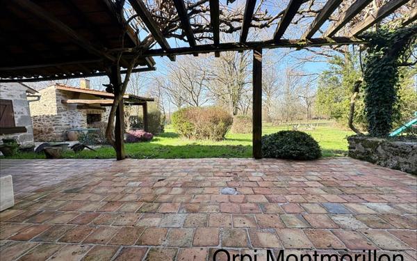 Maison à vendre    6 pièces •  Lathus-Saint-Rémy