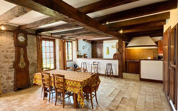 Maison à vendre    6 pièces •  Lathus-Saint-Rémy