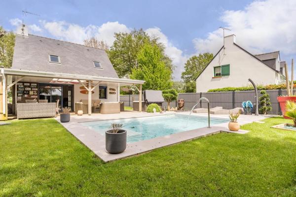 Saint-Lyphard (44410) maison avec garage et piscine chauffée et un SPA Jacuzzi, le tout sur un jardin paysagé.