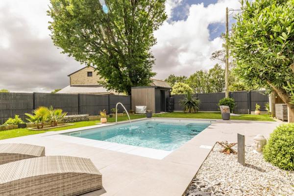 Saint-Lyphard (44410) maison avec garage et piscine chauffée et un SPA Jacuzzi, le tout sur un jardin paysagé.
