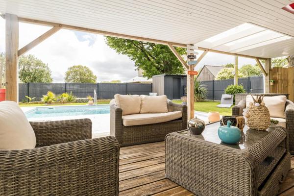 Saint-Lyphard (44410) maison avec garage et piscine chauffée et un SPA Jacuzzi, le tout sur un jardin paysagé.