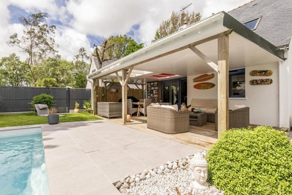 Saint-Lyphard (44410) maison avec garage et piscine chauffée et un SPA Jacuzzi, le tout sur un jardin paysagé.