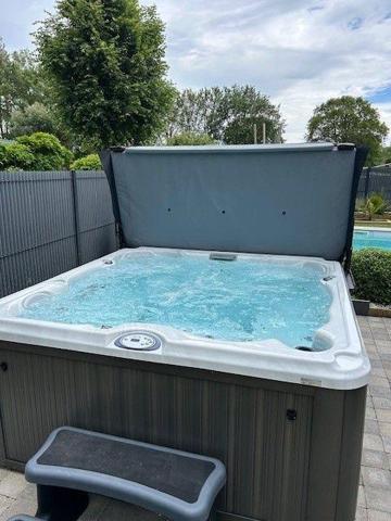 Saint-Lyphard (44410) maison avec garage et piscine chauffée et un SPA Jacuzzi, le tout sur un jardin paysagé.