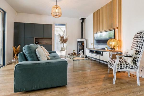 Saint-Lyphard (44410) maison avec garage et piscine chauffée et un SPA Jacuzzi, le tout sur un jardin paysagé.