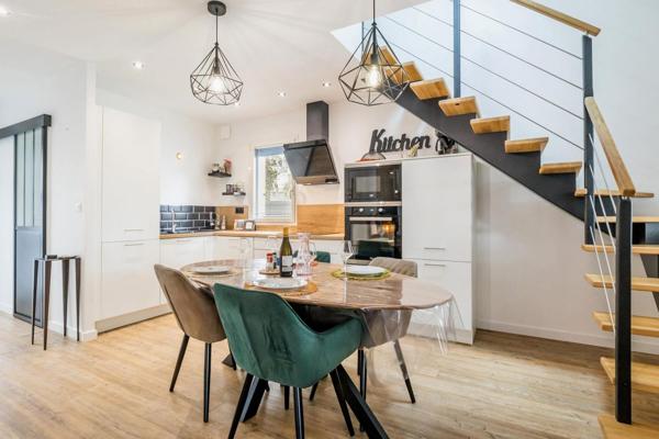 Saint-Lyphard (44410) maison avec garage et piscine chauffée et un SPA Jacuzzi, le tout sur un jardin paysagé.