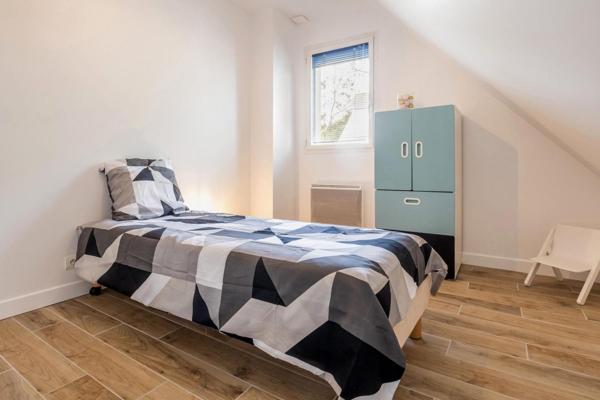 Saint-Lyphard (44410) maison avec garage et piscine chauffée et un SPA Jacuzzi, le tout sur un jardin paysagé.