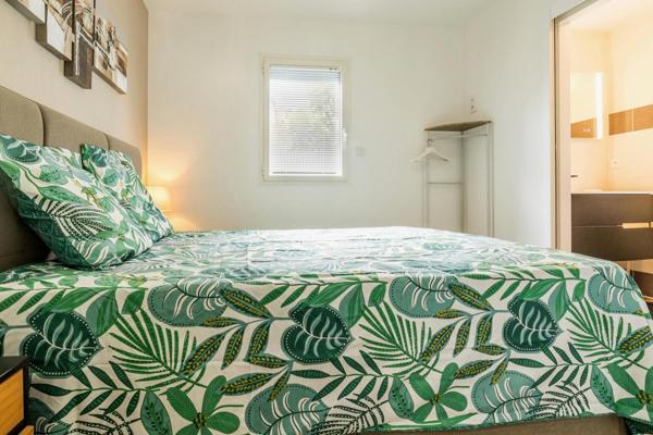 Saint-Lyphard (44410) maison avec garage et piscine chauffée et un SPA Jacuzzi, le tout sur un jardin paysagé.