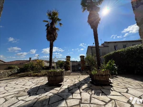 COEUR DU VILLAGE DE SOS, ANCIENNE MAISON BOURGEOISE AVEC JARDIN