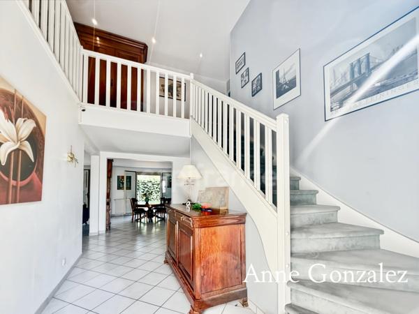 Saint Jean le Blanc, à 5 minutes d'Orleans dans un secteur privilégié etcherché à vendre grande maison familiale de 235 m2, 5 chambres, salle de jeux de 30 m2 garage double, jardin clos et abri
